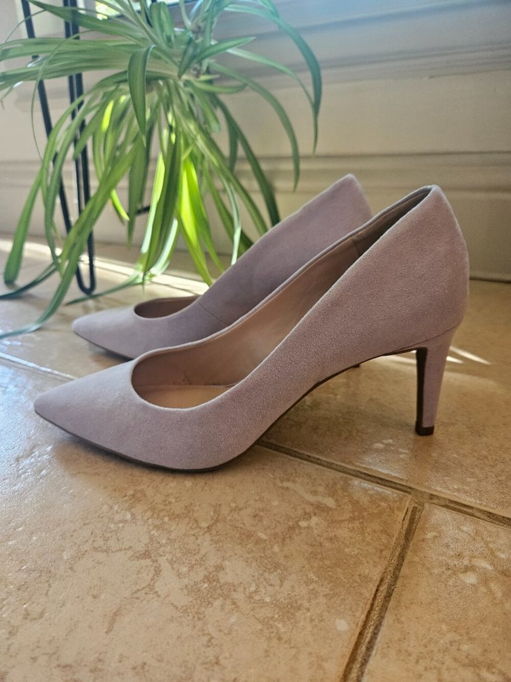 Lavender Suede pumps, size 8 - Picture 4 of 5